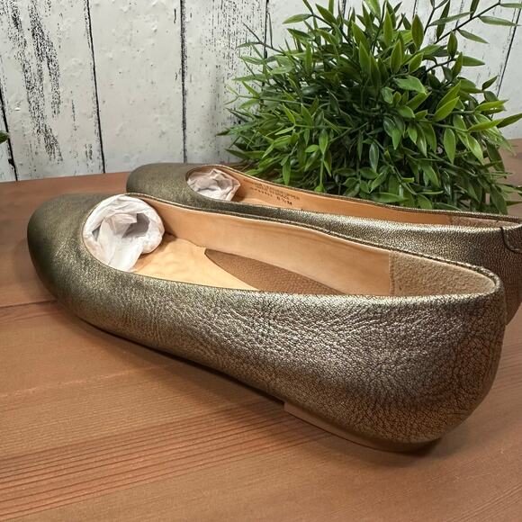 NWOT Walking Cradle Round Toe Gold Metallic Flats Size 6.5 - Picture 4 of 10